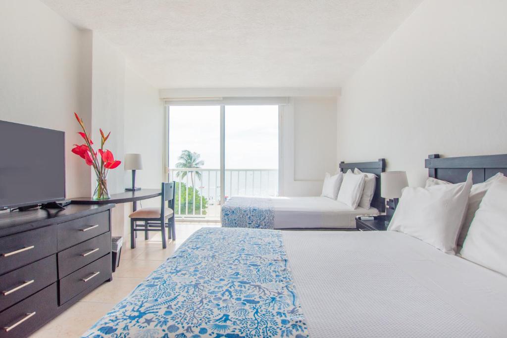 Tamaca Beach Resort客房内的一张或多张床位