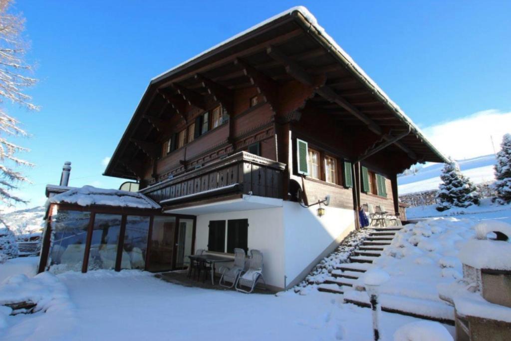 茨韦西门Chalet Finkenwiese的冬季雪中小屋