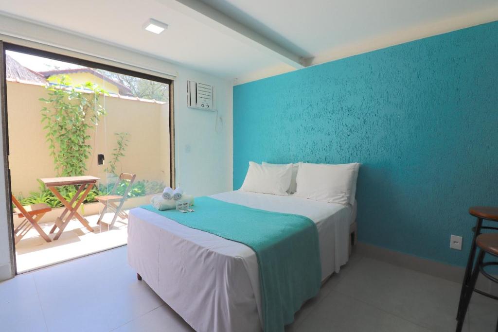 阿布拉奥Bugio Flats的一间卧室配有一张蓝色墙壁的床