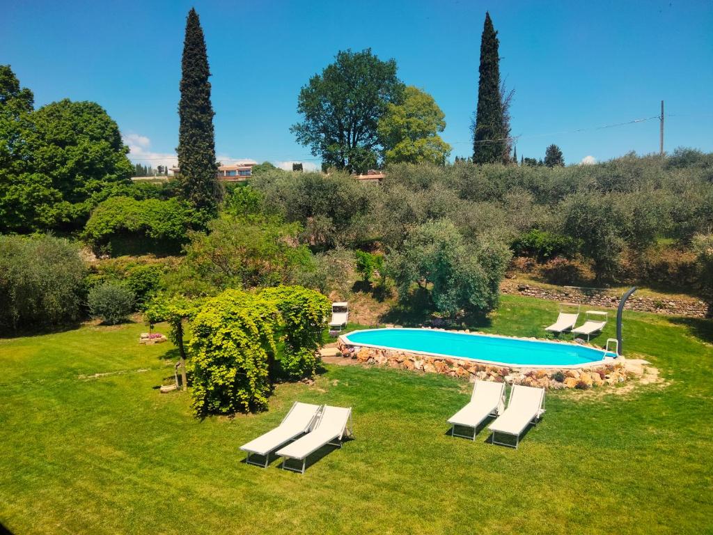 卡瓦伊翁韦罗内塞Agriturismo B&B Le Casette sul Garda的庭院内带躺椅的游泳池