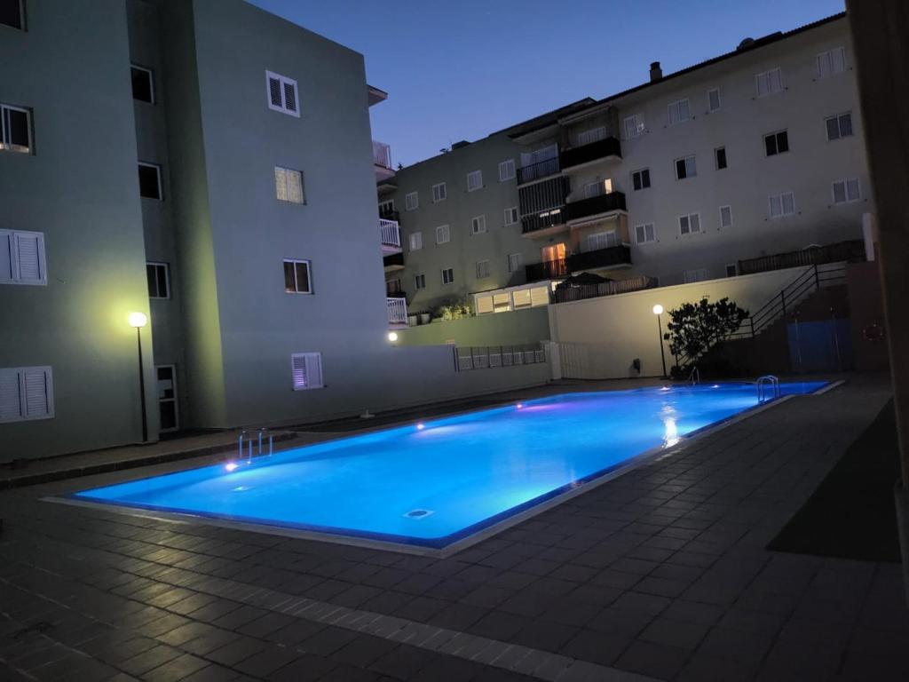 圣克鲁斯-德特内里费Apartamento céntrico en Candelaria, con piscina.的一座建筑物中间的游泳池