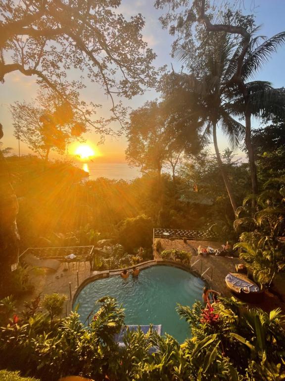 曼努埃尔安东尼奥Mango Moon Villa的享有游泳池的景色,享有日落美景