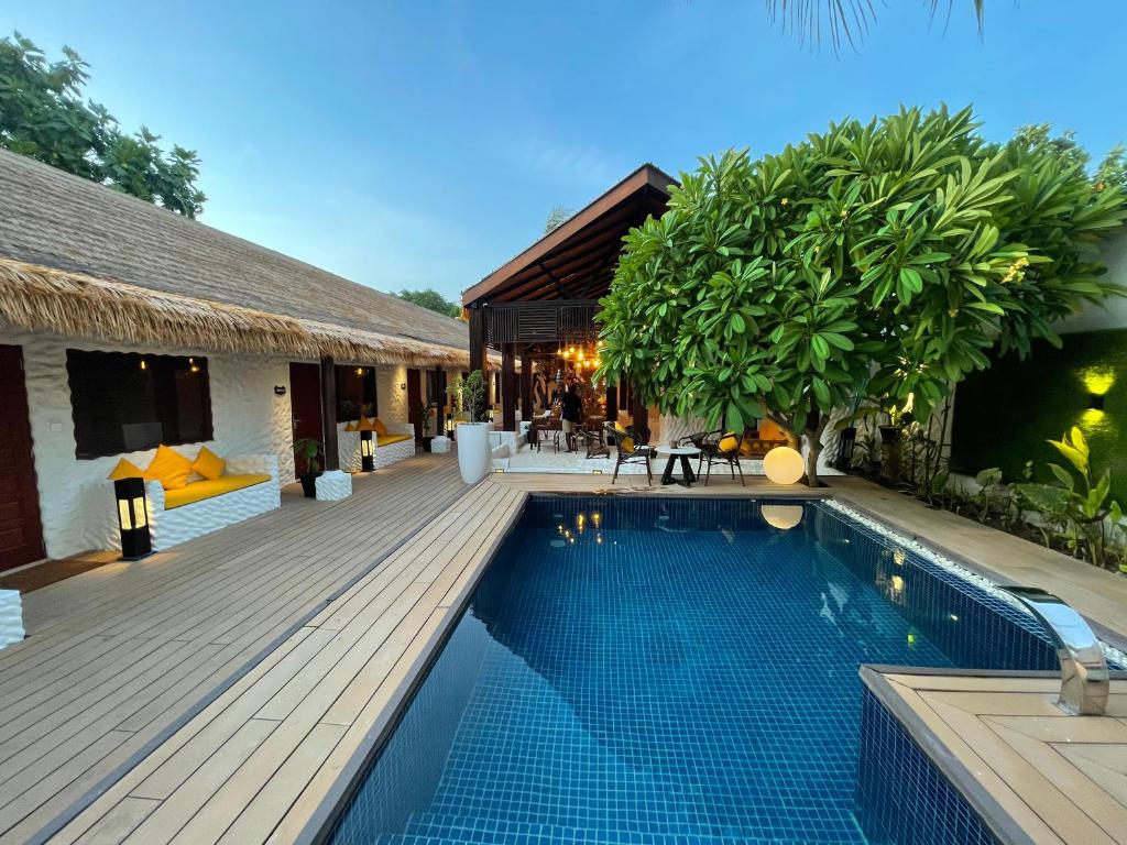FehendhooAtholhu Residence的一个带游泳池和房子的度假胜地