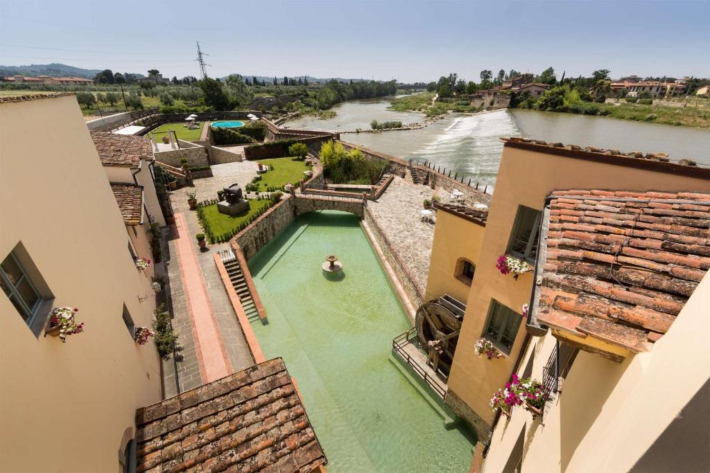 佛罗伦萨Hotel Mulino di Firenze - WorldHotels Crafted的两栋建筑之间河流的空中景观
