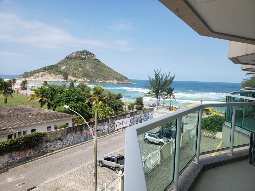 里约热内卢Villas del Sol praia da macumba的享有海滩和海洋景致的阳台