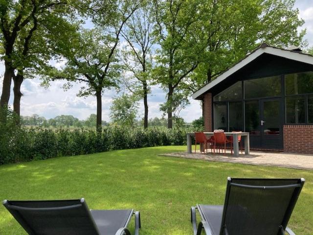 阿尔滕Achterhoekse vakantiewoning, infraroodsauna, geweldig uitzicht, goede bedden的院子里有两把椅子和一张桌子