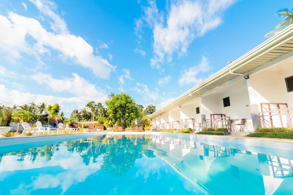 邦劳Selectum Mangrove Resort的度假村游泳池的图片