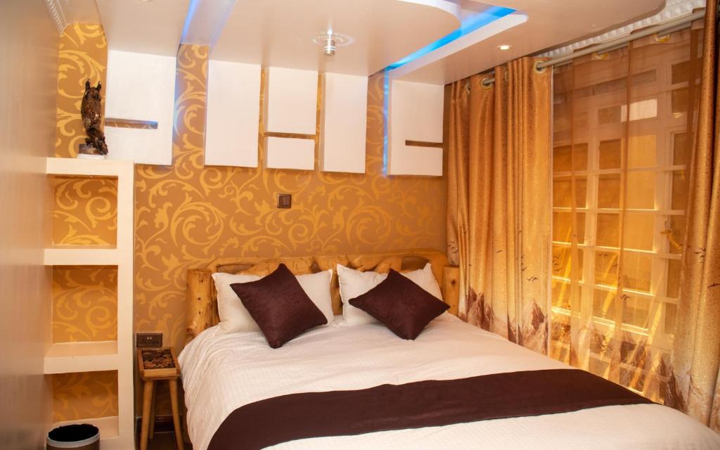 内罗毕Redhill Container House & Private Spa的一间卧室设有一张床和一个大窗户