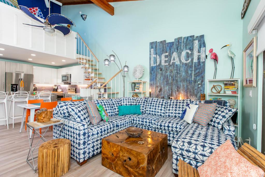 萨尼贝尔COQUINA BEACH 3G的客厅配有沙发和桌子