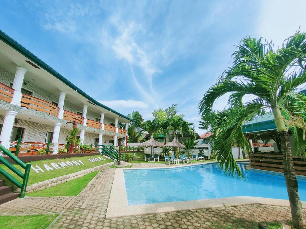 邦劳和谐酒店的一个带游泳池和棕榈树的度假村
