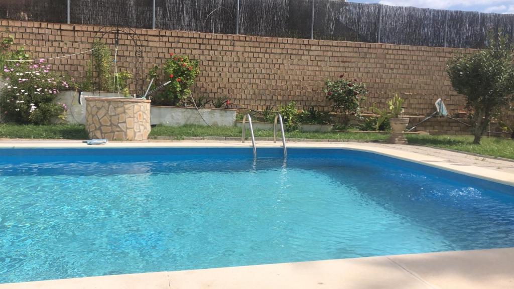 埃尔博斯克Villa Rosario的庭院中一个带喷泉的游泳池
