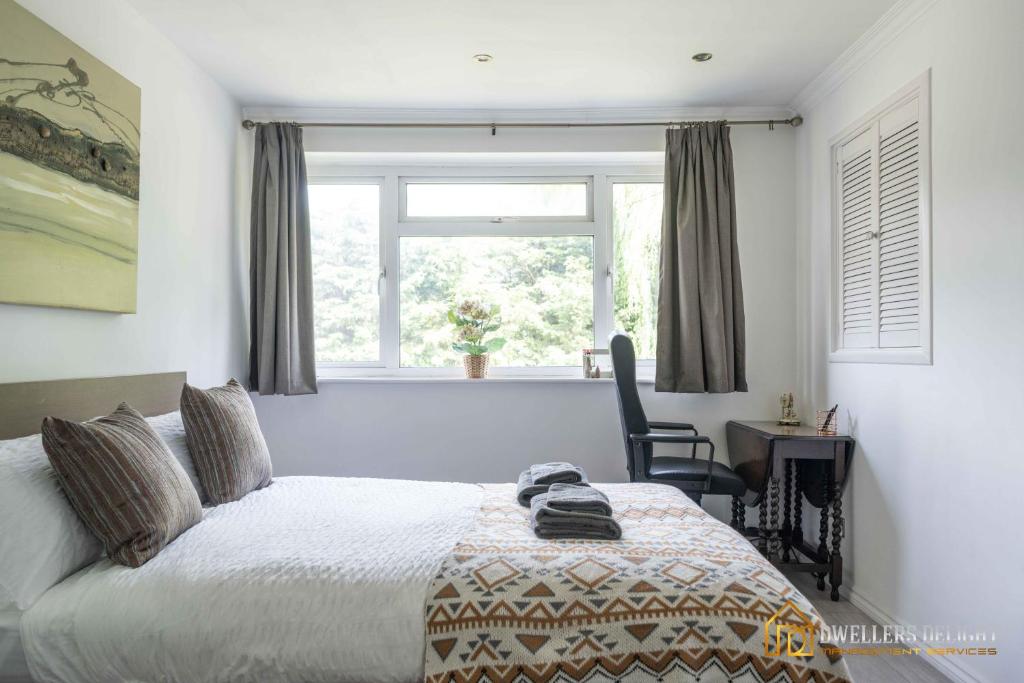 Stylish Flat 2 Bedroom with Free Wifi & Parking Chigwell Epping London客房内的一张或多张床位