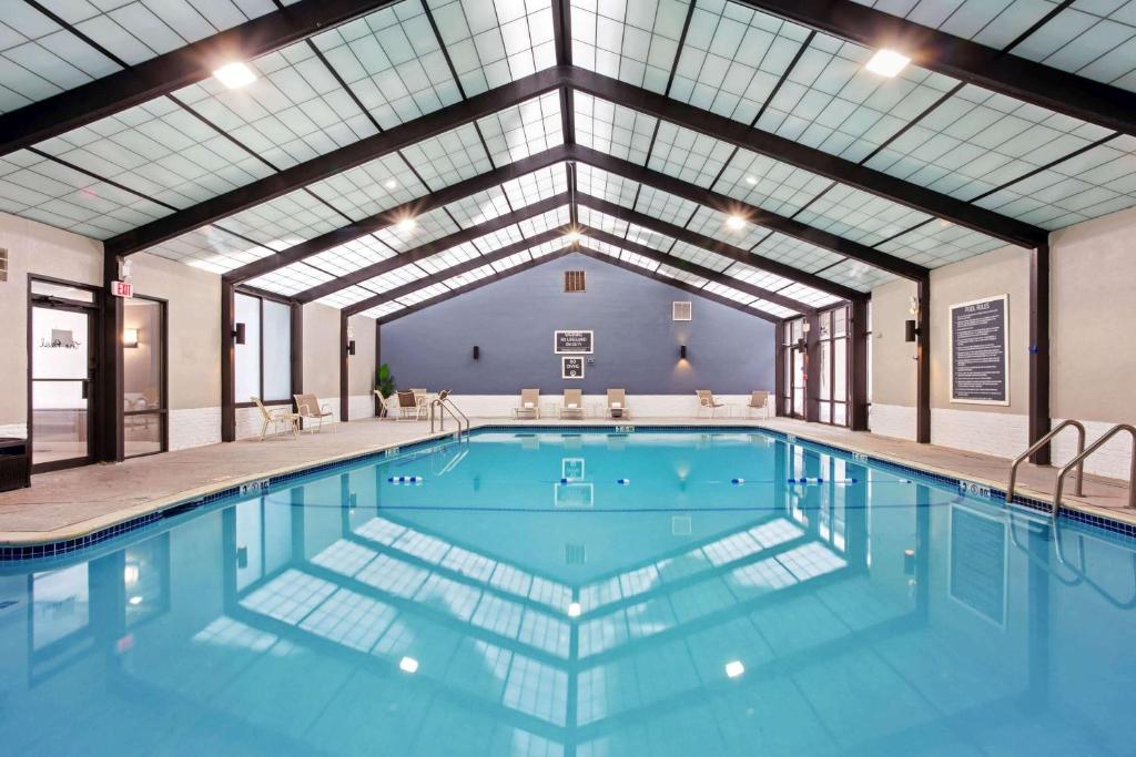 安多弗波斯顿拉金塔旅馆及套房 - 安多弗的大型游泳池设有大型天花板
