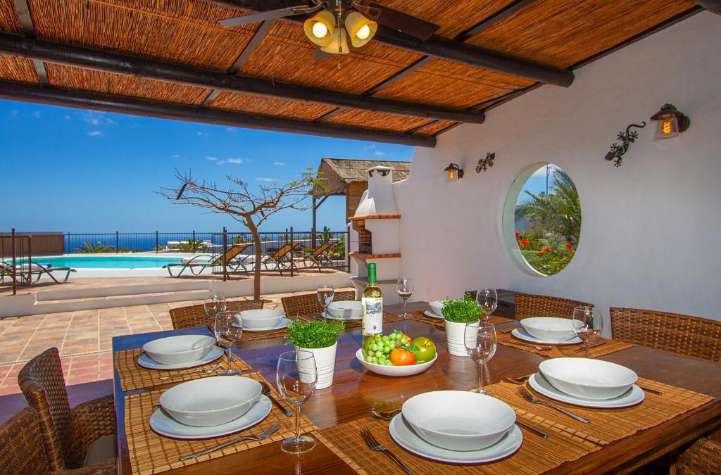 马赫Casa Vieja, 4 bedroom villa with a private pool的一间设有桌子的海景用餐室