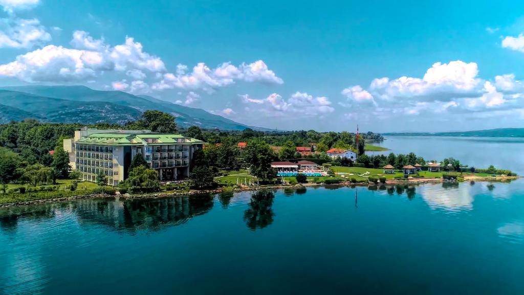 萨潘贾里士满诺健康Spa酒店 - 仅限成人酒店的享有湖上度假村的空中景致