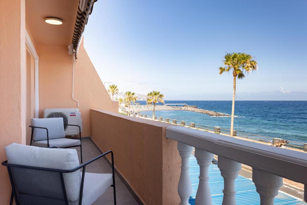 坎德拉里亚Home2Book Design Sea Views Caletillas, Pool的海景阳台。