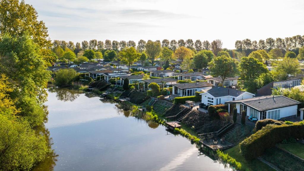 诺德施华伍德EuroParcs Molengroet的享有河流的空中景致,设有房屋