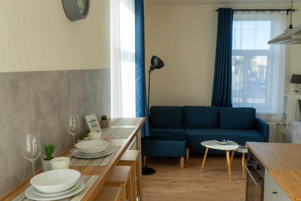 利耶帕亚Cozy Apartment at Central Market - Liepajas heart的客厅配有蓝色的沙发和桌子