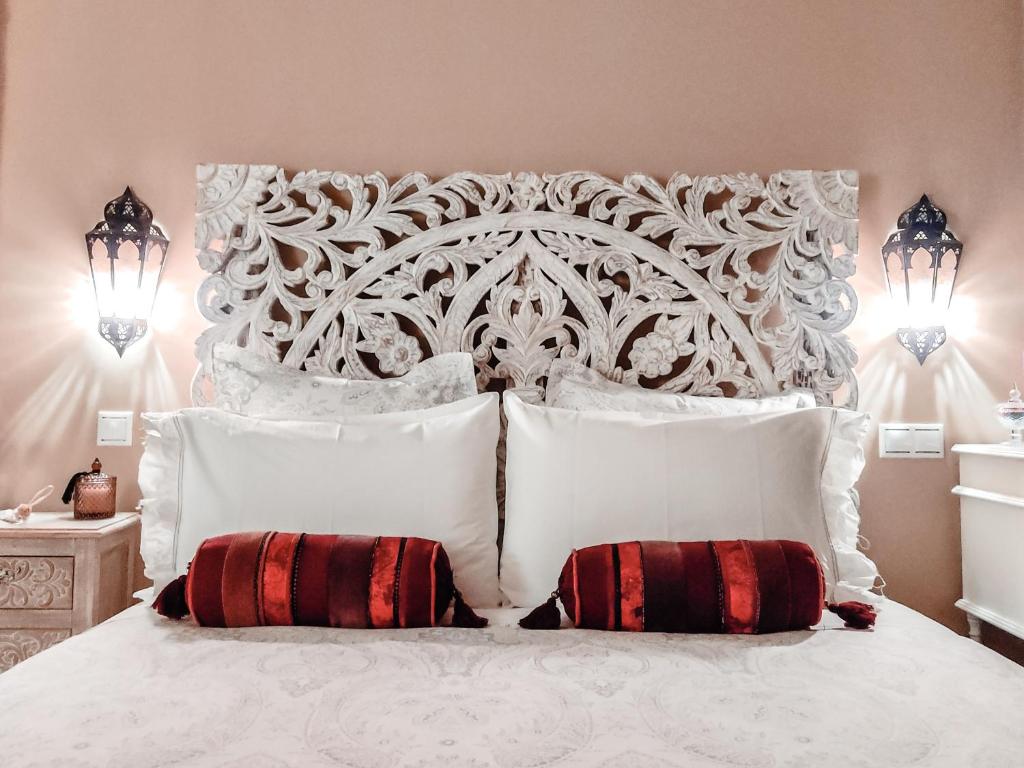 贝尔蒙特因苏拉巴拉塔日亚旅馆的卧室配有白色的床和2个枕头