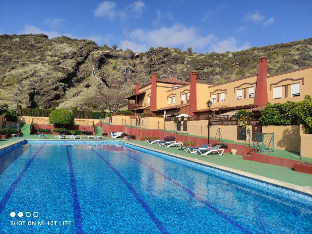下布雷尼亚Casa Alberto的山前设有游泳池的酒店