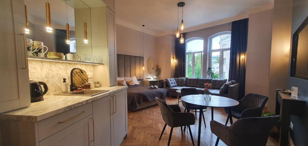 奥尔什丁DK Premium Ballady i Romanse的厨房以及带桌子和沙发的客厅。