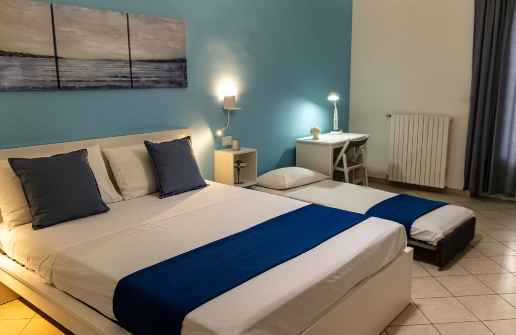 玛格丽塔萨沃亚Blu Salina - Casa Vacanze的一间卧室设有两张床和蓝色的墙壁