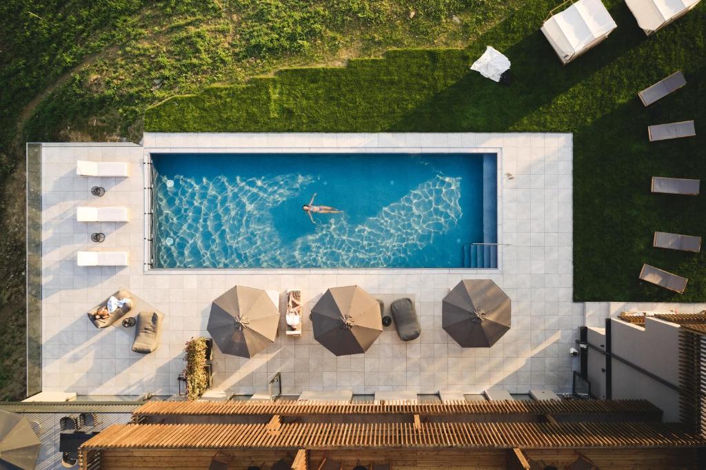 Boutiquehotel DAS ZEITWERT内部或周边的泳池