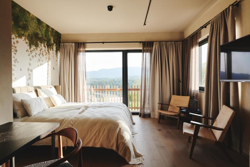 德意志兰茨贝格Boutiquehotel DAS ZEITWERT的一间带床和大窗户的卧室