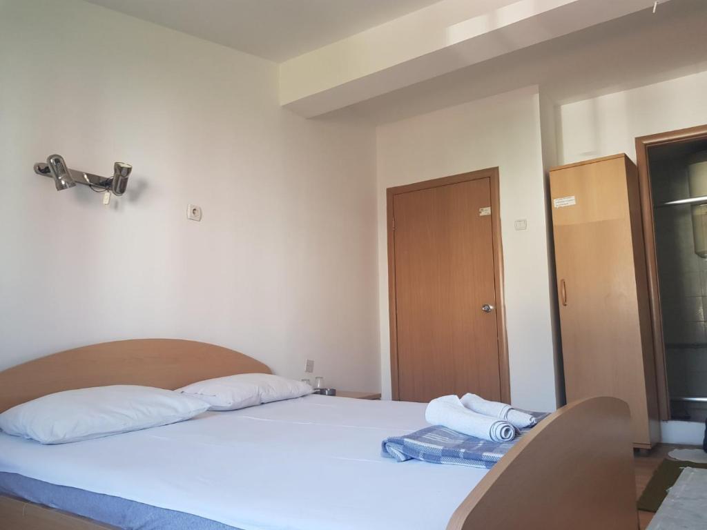 斯科普里Hostel Mlin Balkan的一间卧室配有一张带两个枕头的床