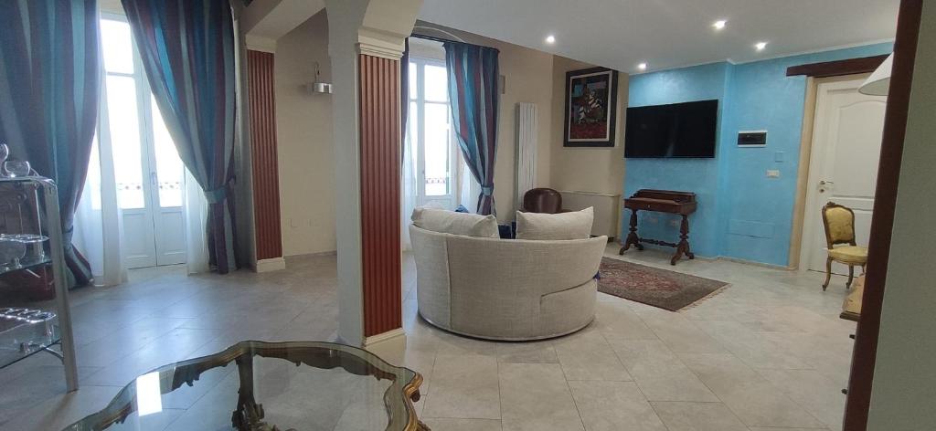 锡拉库扎奥提加皇家套房酒店的客厅配有白色椅子和桌子
