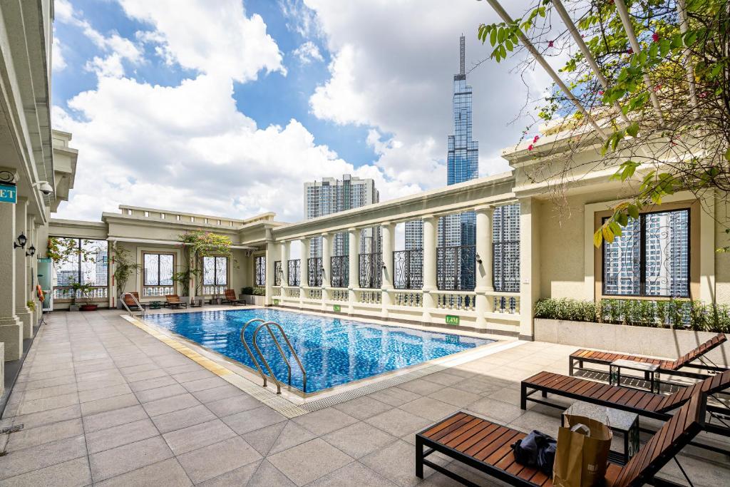 胡志明市The Manor 2 Luxury Apartment Free roof top pool的一座建筑物中央的游泳池