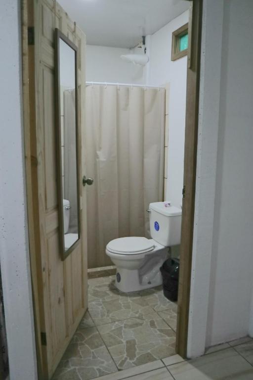 JalobaAmaya's Hostel的一间带卫生间和镜子的浴室