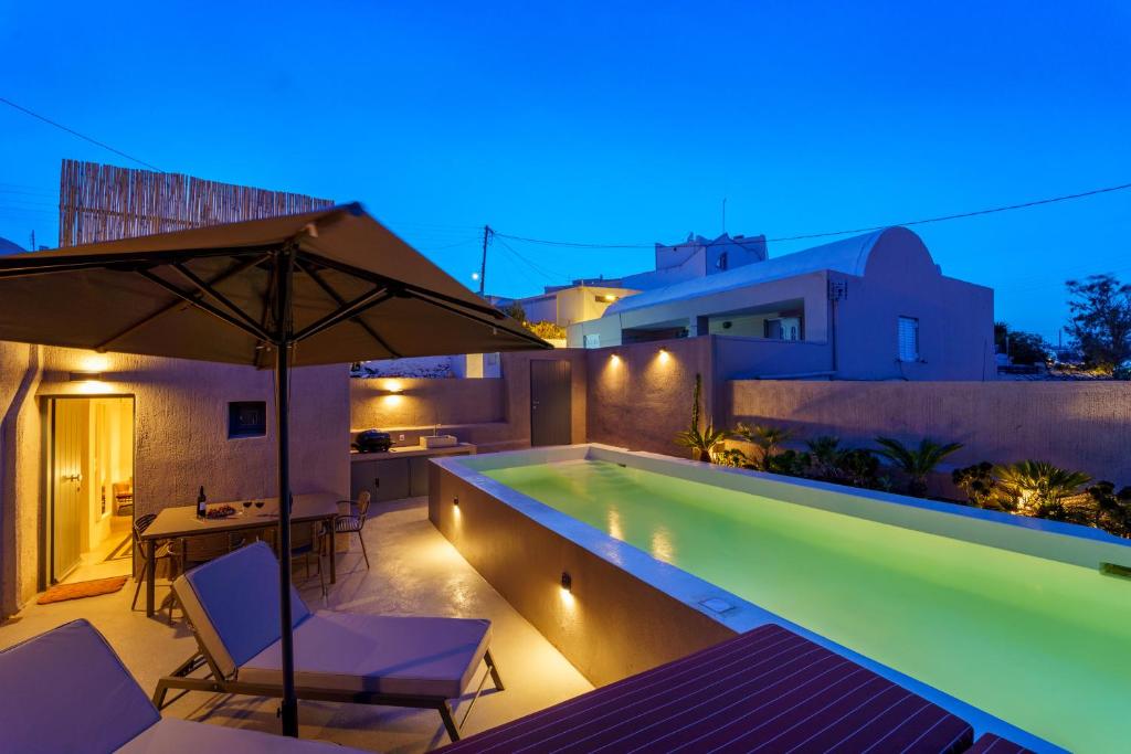 菲罗斯特法尼Present Perfect Villa - private pool的一个带两把椅子和遮阳伞的游泳池