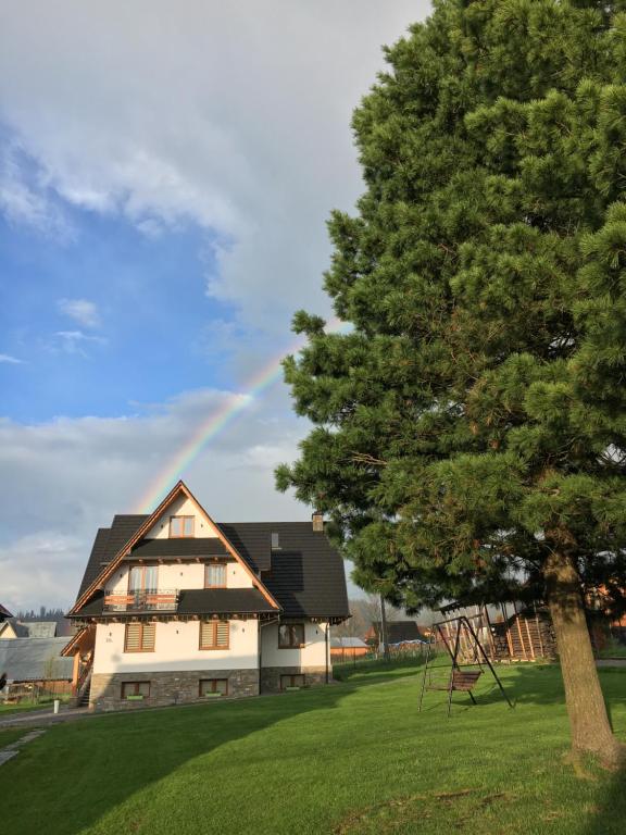 波罗宁Pod Limbami的天上一棵树的房子上的一个彩虹