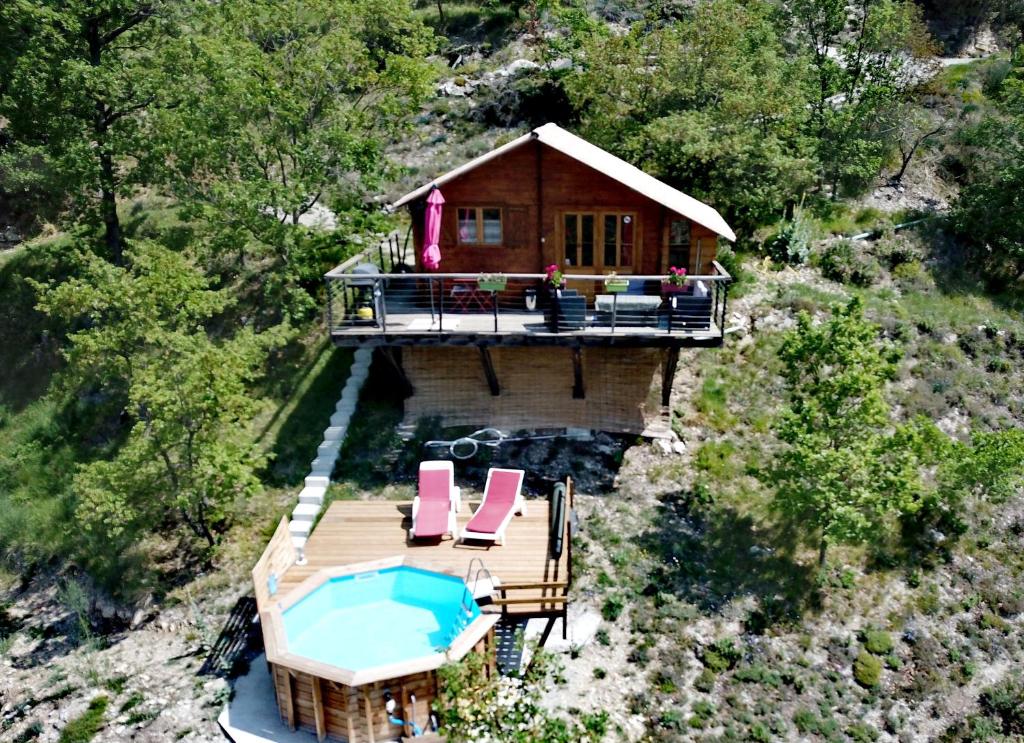 LucéramChalet sur pilotis avec piscine privée的享有带游泳池的房屋的空中景致