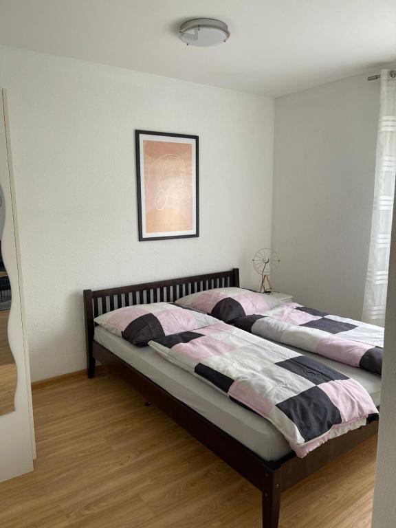 拉尔Casa Blanca am Herzzentrum Lahr的卧室配有两张床,墙上挂着一幅画