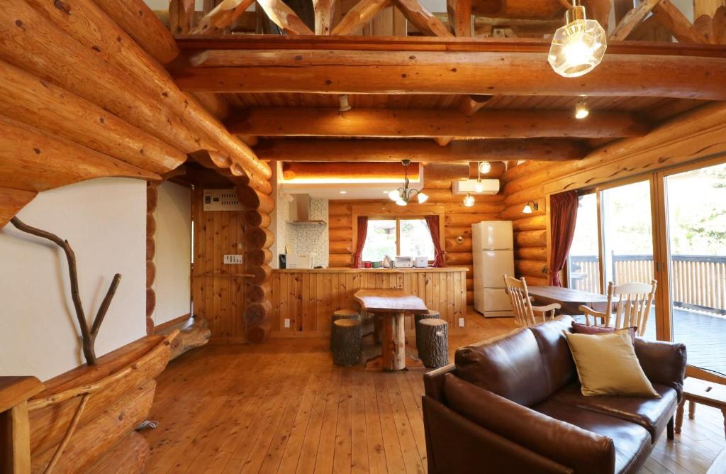 伊东Log cabin Izukogen - Vacation STAY 61056v的客厅配有沙发和桌子