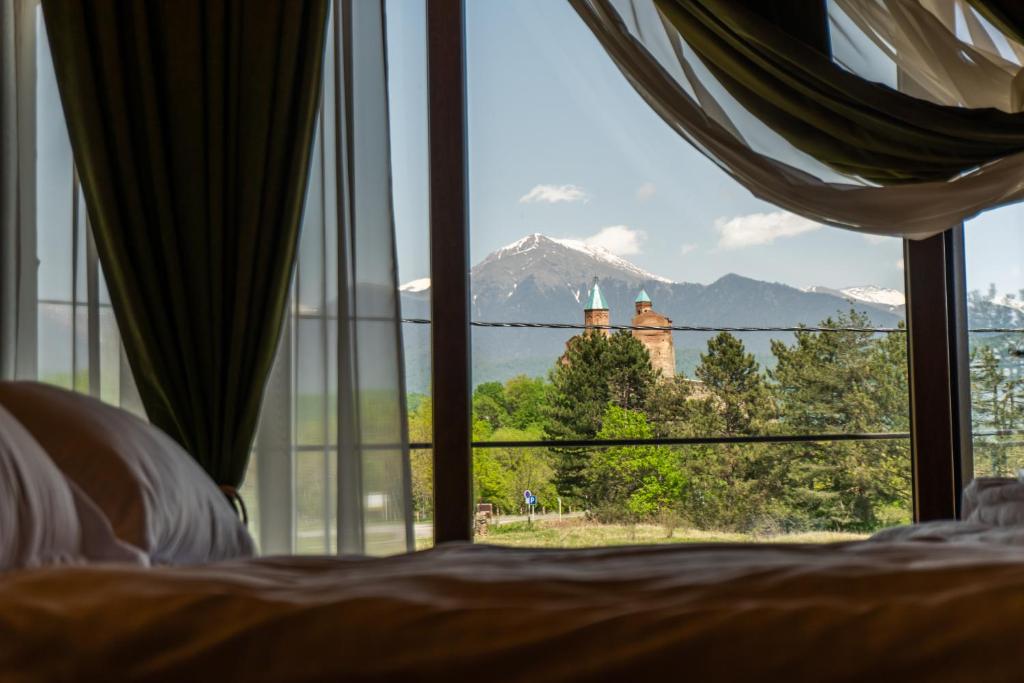 克瓦雷利Chateau Gremisio的卧室设有山景窗户