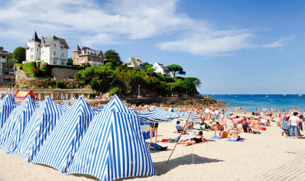 普勒尔蒂JENNY'S HOME的海滩上的蓝白遮阳伞