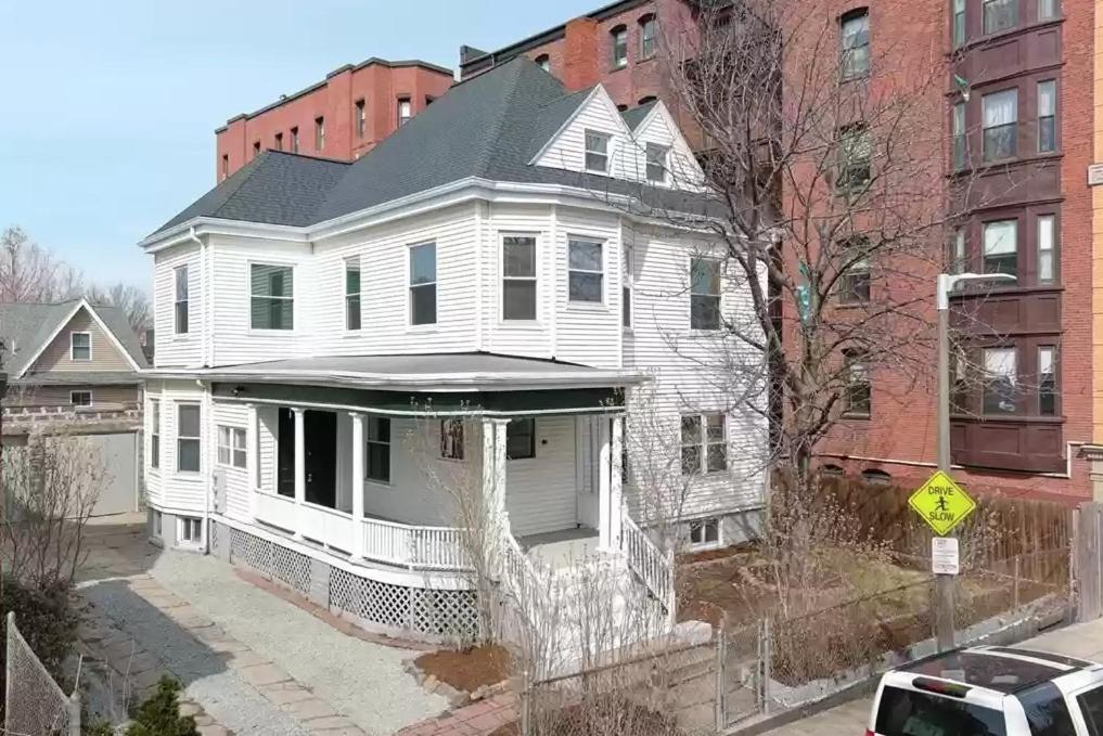 波士顿Boston Monadnock Properties的街上有黑屋顶的白色房子