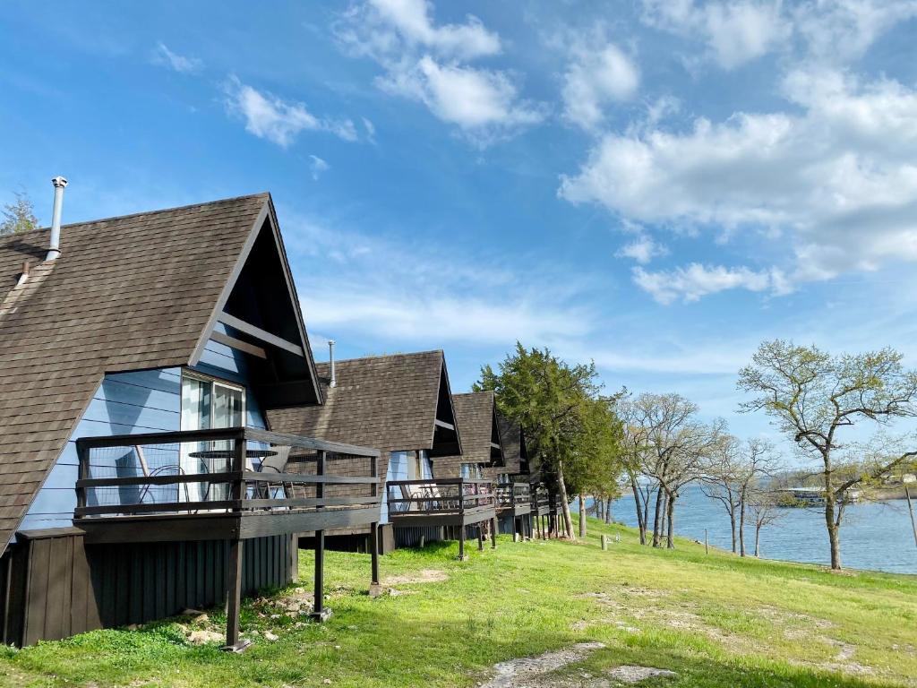 布兰森Calm Waters Resort的湖岸上的一排小屋