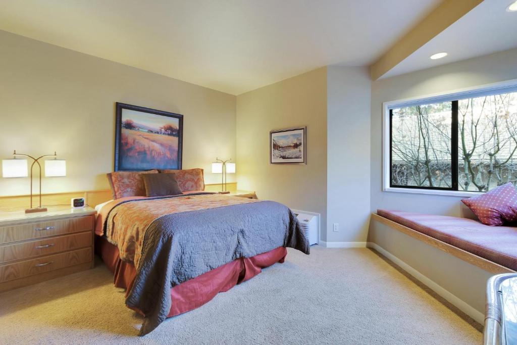 本德River Ridge 513B的一间卧室设有一张床和一个窗口