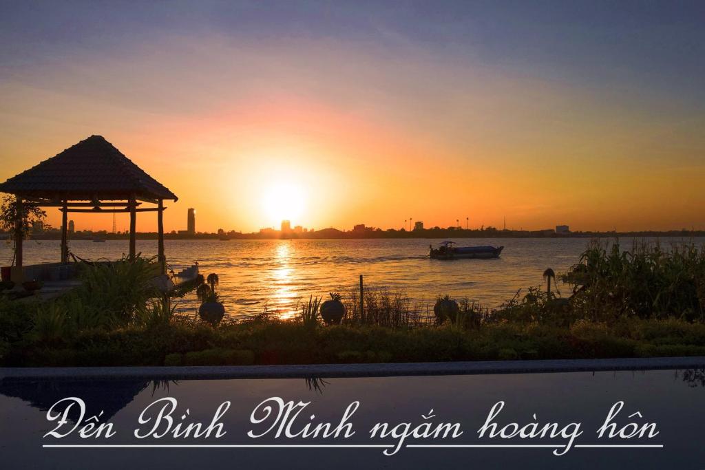 芹苴Binh Minh Eco Lodge的河上日落美景,凉亭