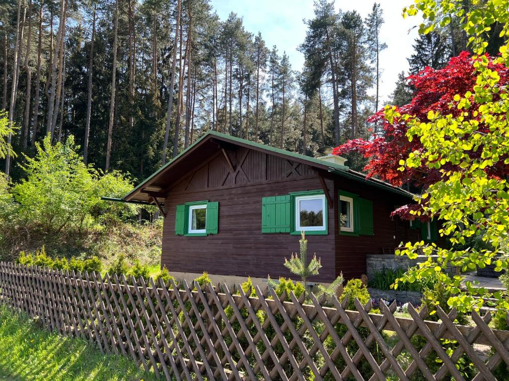 因斯布鲁克Waldchalet am Eichhof的森林中间的小房子