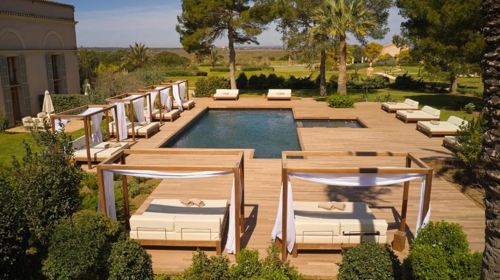 科洛尼亚圣霍尔迪Fontsanta Hotel Thermal & Spa - Adults Only的一张带躺椅的游泳池的图片