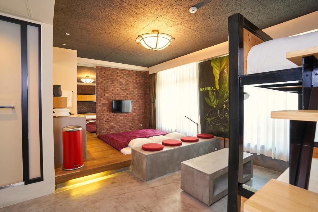 京都马提尔瑞尔酒店的一间带双层床的卧室和一间客厅