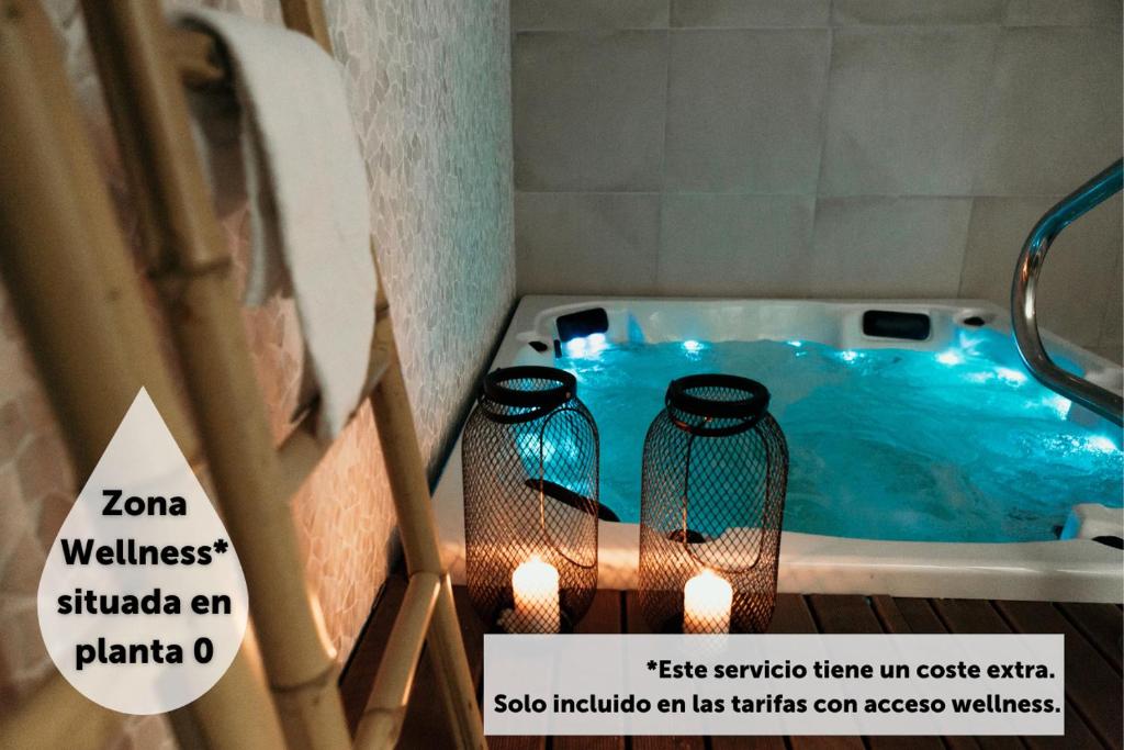 圣地亚哥－德孔波斯特拉Via Aetcal Hotel & Wellness的按摩浴缸,有两个灯