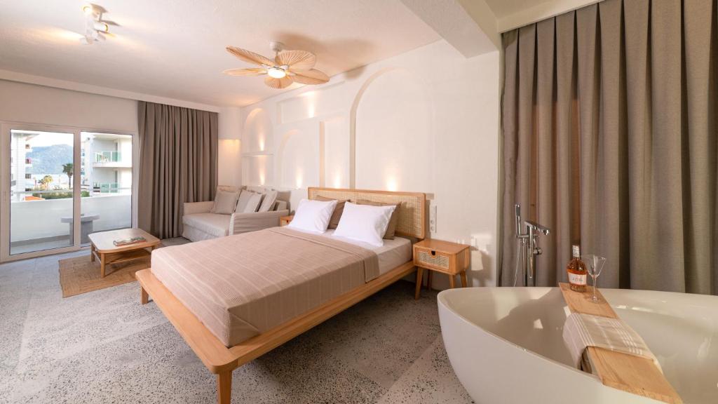 马尔马里斯L'olive homes的酒店客房配有一张床和浴缸。