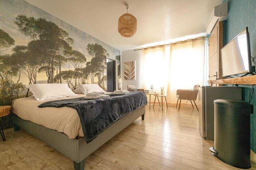 阿尔比Chambres d'hôtes La Mascrabiere BED & SPA的一间卧室配有一张壁画床