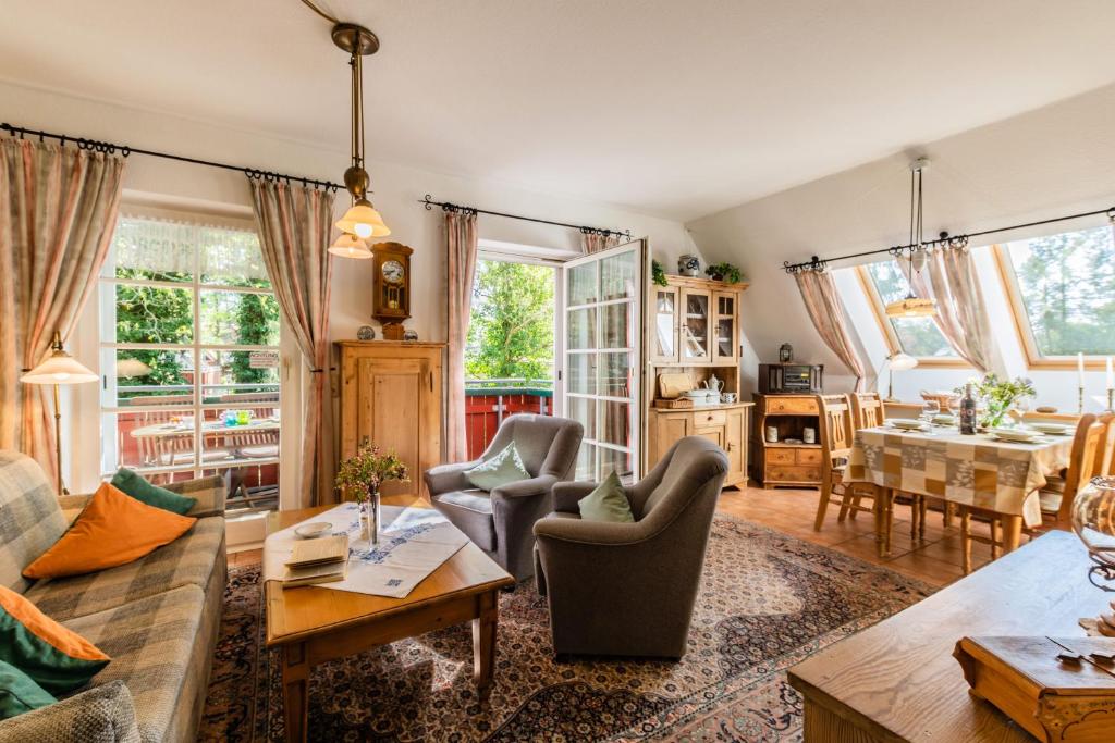 普雷罗Ferienwohnungen am Bernsteinweg的客厅配有沙发、椅子和桌子